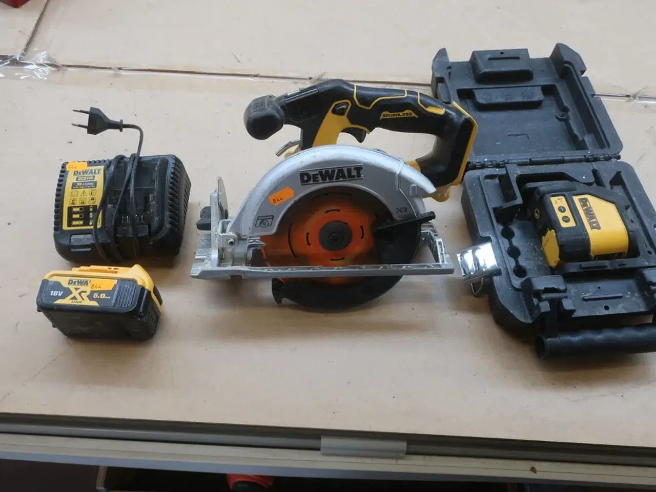 Billede 1 - Rundsav og linjelaser DEWALT DCS565 og DW088