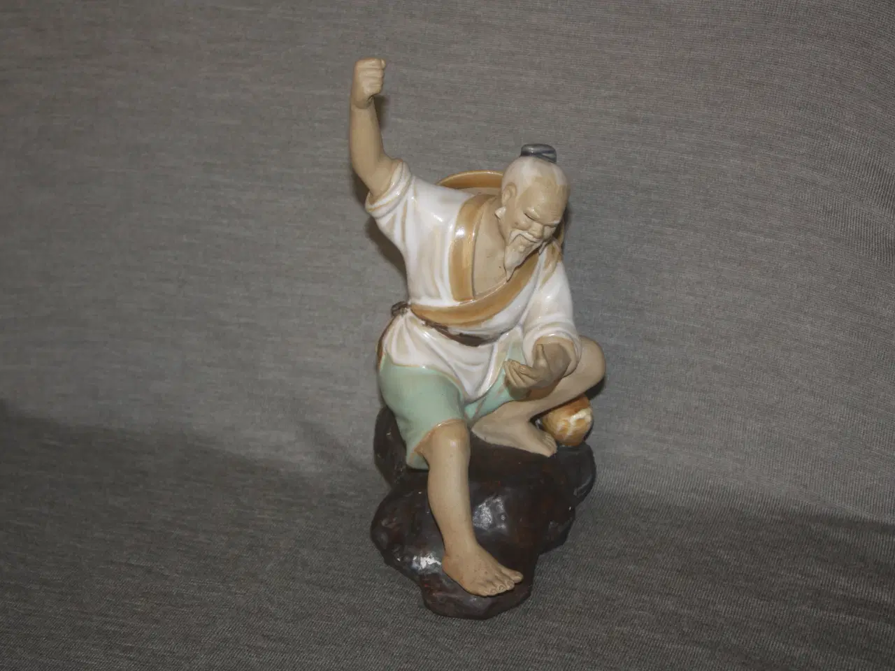 Billede 1 - Keramisk Figur af kinesisk fisker højde 20,5 cm.