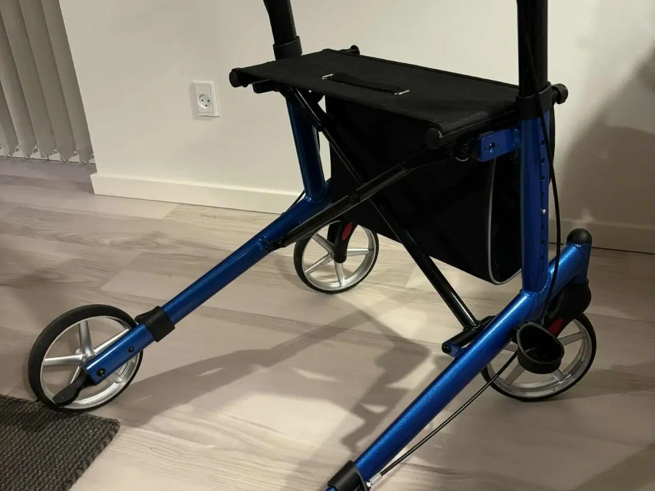 Billede 2 - Fin og kun lidt brugt rollator