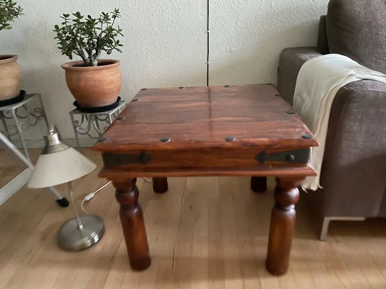 Billede 4 - Solidt sofabord i mørkt træ