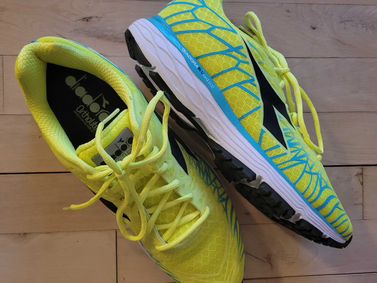 Billede 2 - Diadora Mythos Blushield Fly 2 - herre løbesko 45,