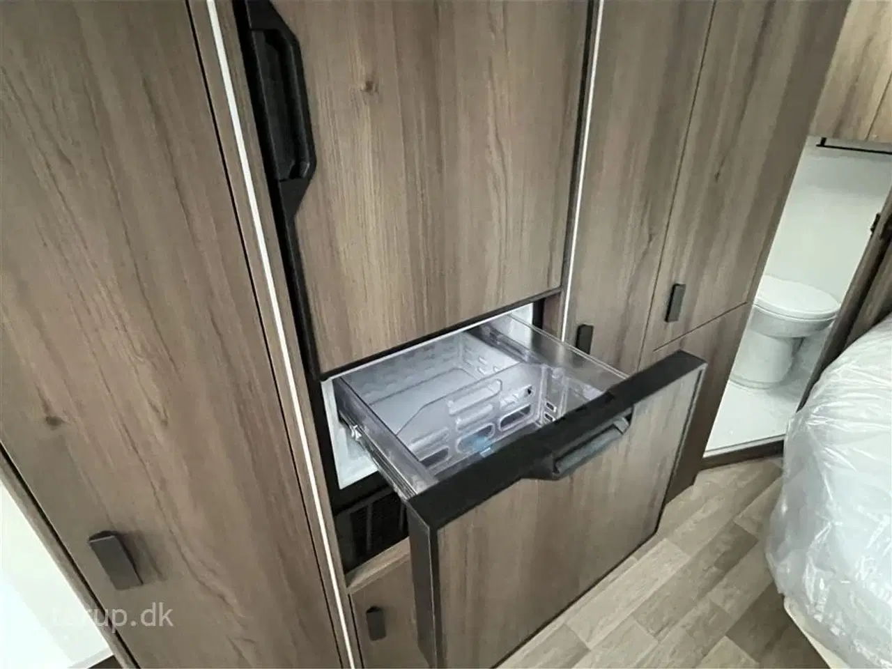 Billede 14 - 2026 - Kabe Smaragd 520 XL KS Premium Line   Fransk seng, rundsiddegruppe i mørkegråt skind, ALDE centralvarme, vandbåren gulvvarme, stort kompressor køleskab