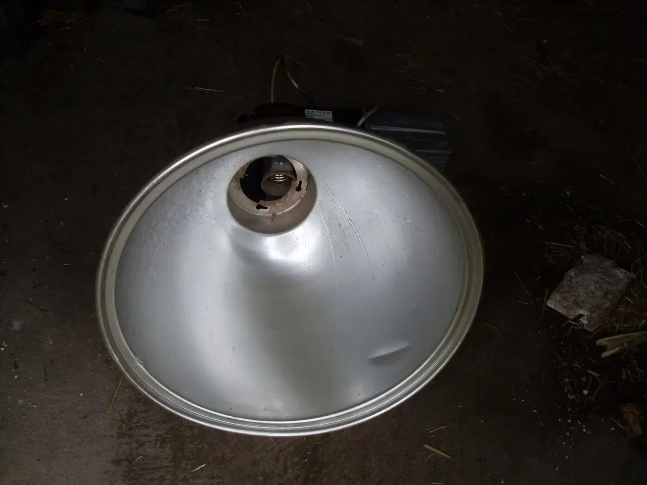 Billede 2 - lampeskærm i alu industrimodel