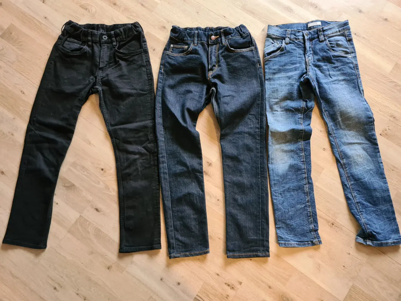 Billede 2 - Jeans str 134 og 140