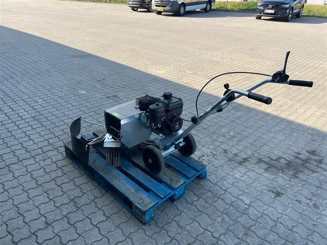 Billede 9 - - - - Kwern Ukrudts børste med benzin motor.