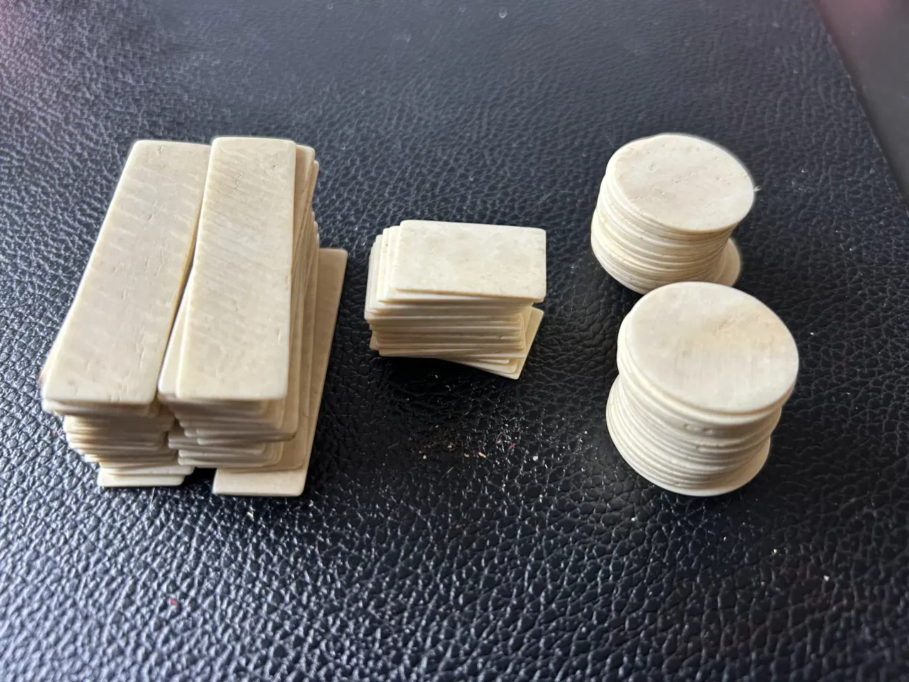 Billede 3 - Diverse jetoner i ben og træ