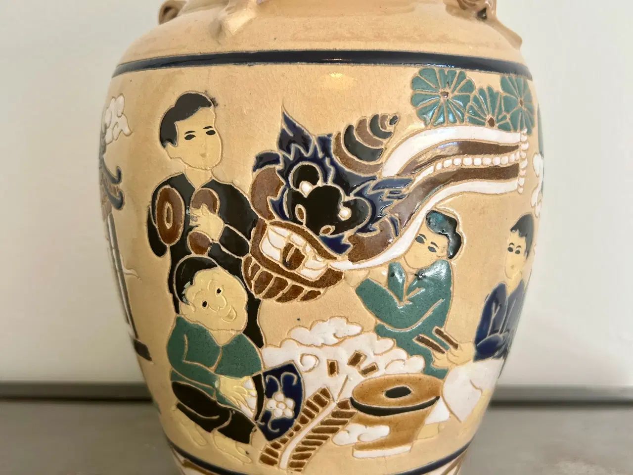 Billede 1 - Vietnamesisk vase lig Ben Hoas - 27 cm høj, Emalje