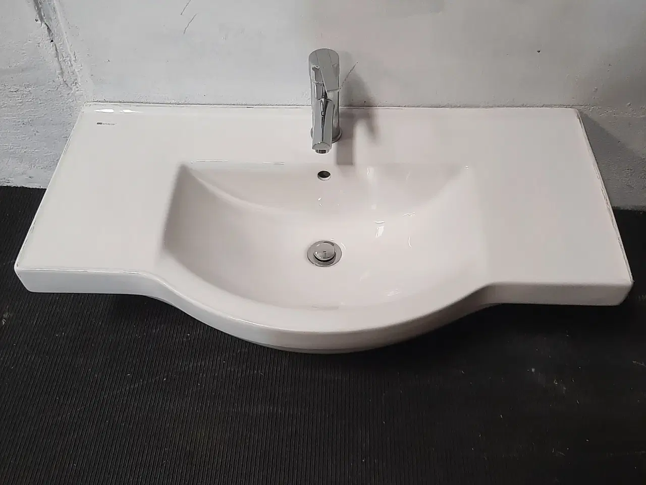 Billede 1 - Bath deluxe porcelæn håndvask med adora armatur 900x480x240mm, hvid