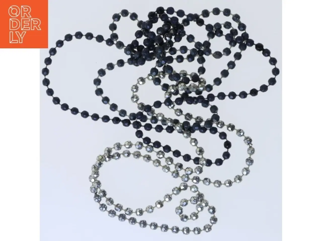 Billede 1 - 2 stk retro lange perlekæder med skinnende sorte og sølvfarvede perler