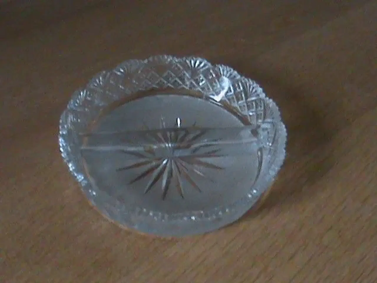 Billede 1 - Klar glas skål todelt med mønster i kant