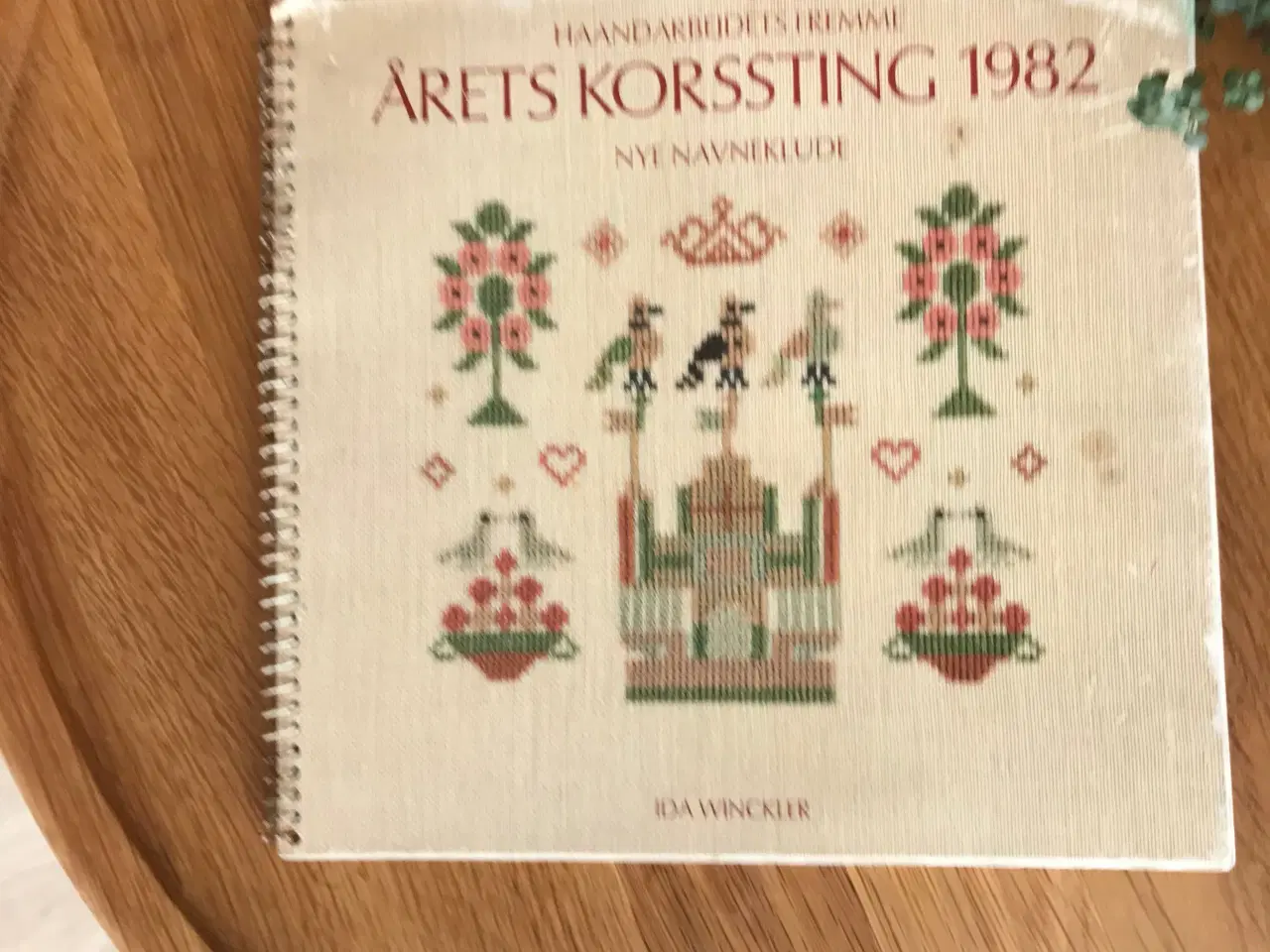 Billede 1 - Årets Korssting 1982  -  Nye Navneklude