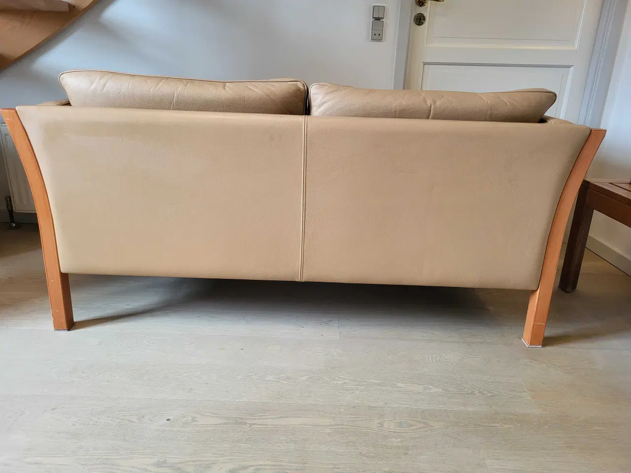 Billede 4 - Brun lædersofa i træramme