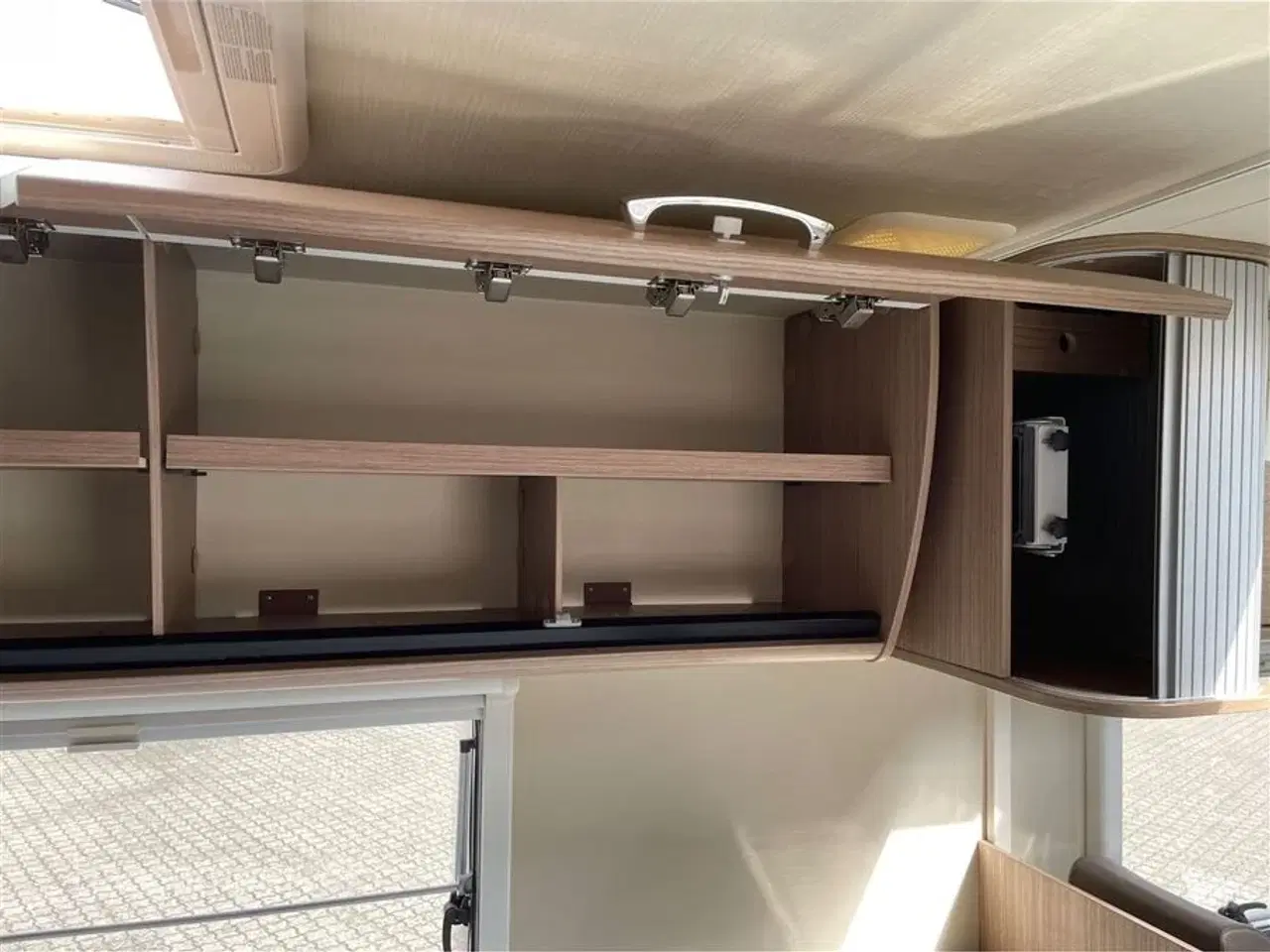Billede 13 - 2018 - Carado T 135   Pæn og velholdt camper. Fransk seng, solceller.