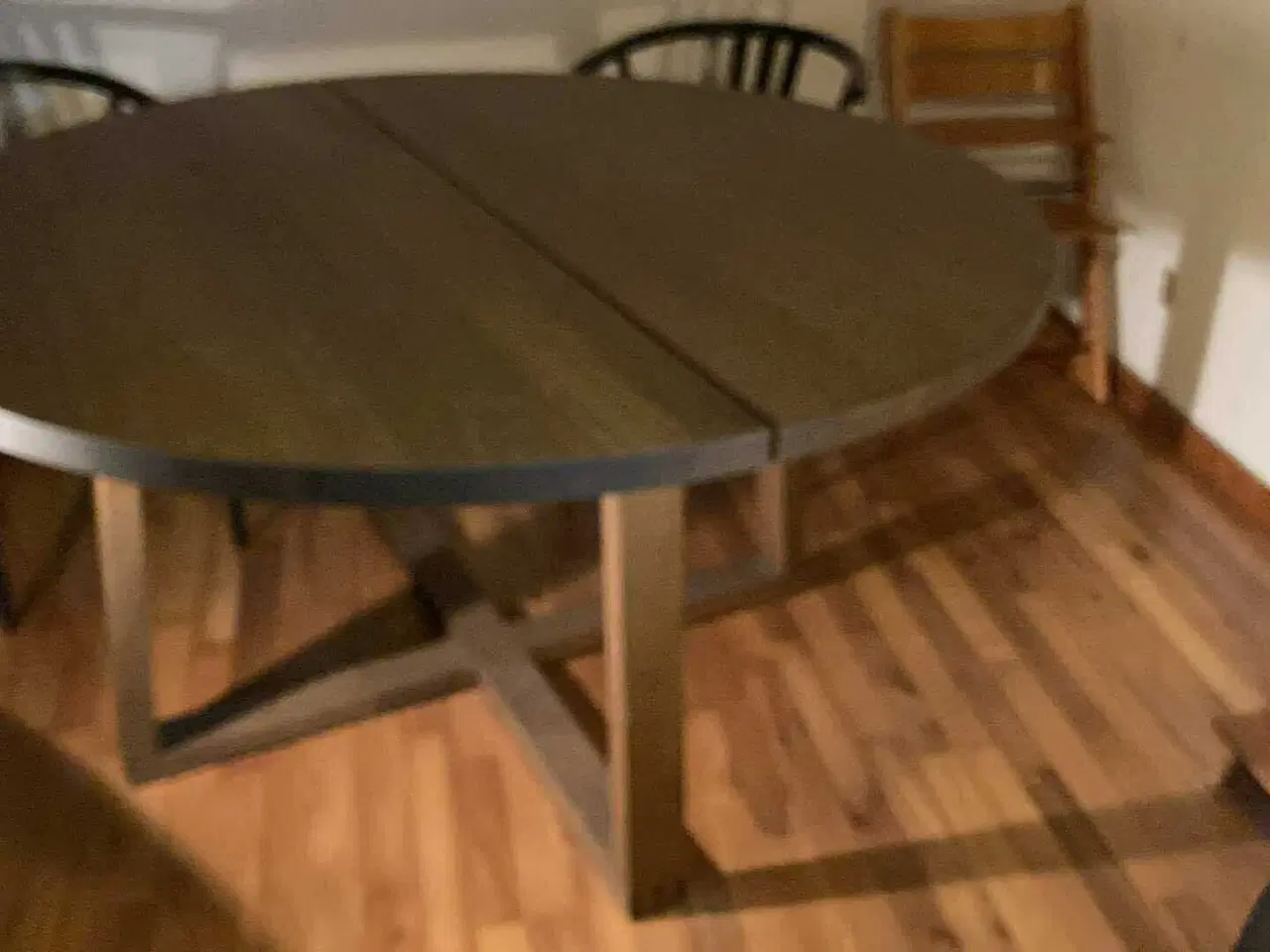 Billede 5 - Lækkert spisebord i egetræsfiner brun bejdse