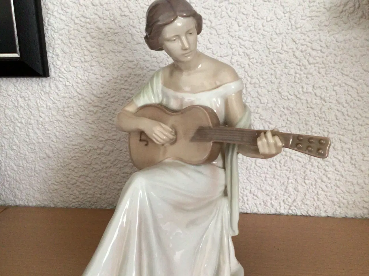 Billede 1 - Kvinde med guitar