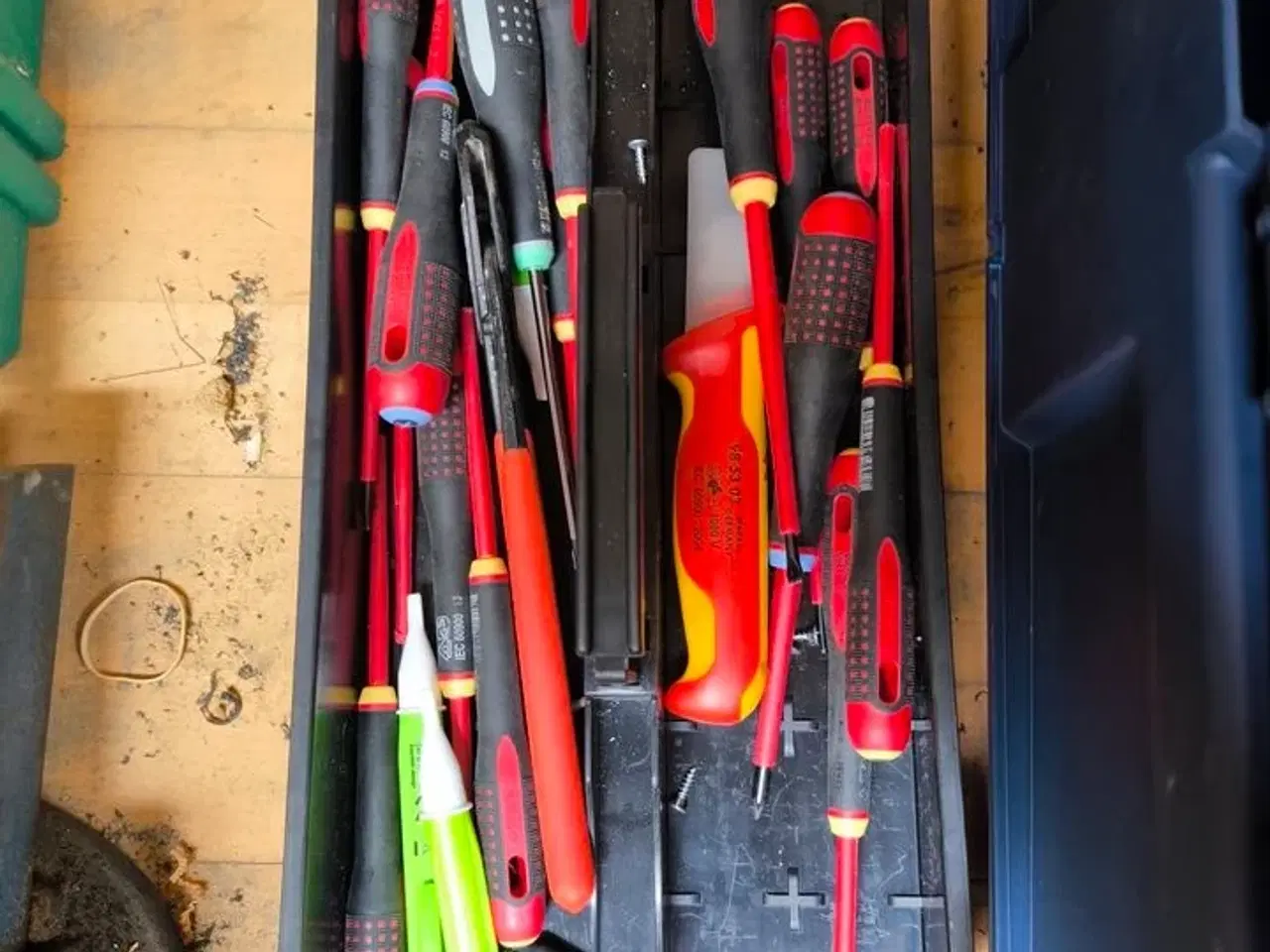 Billede 2 - Værktøjskasse inkl. ubrugte elektriker skruetrækkere m.v. (se billeder)
