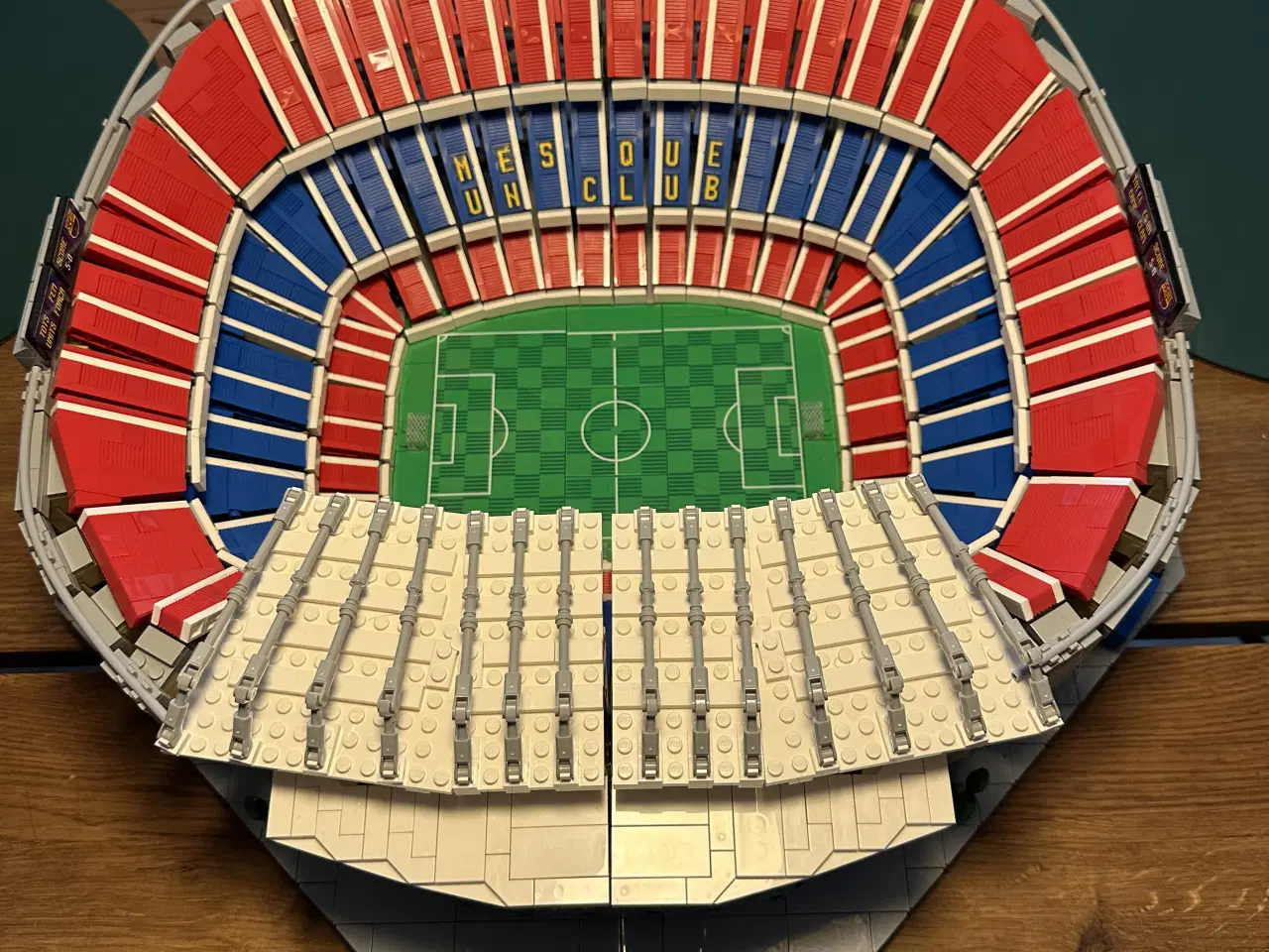 Billede 3 - LEGO Camp Nou – FC Barcelona (10284) Færdigbygget