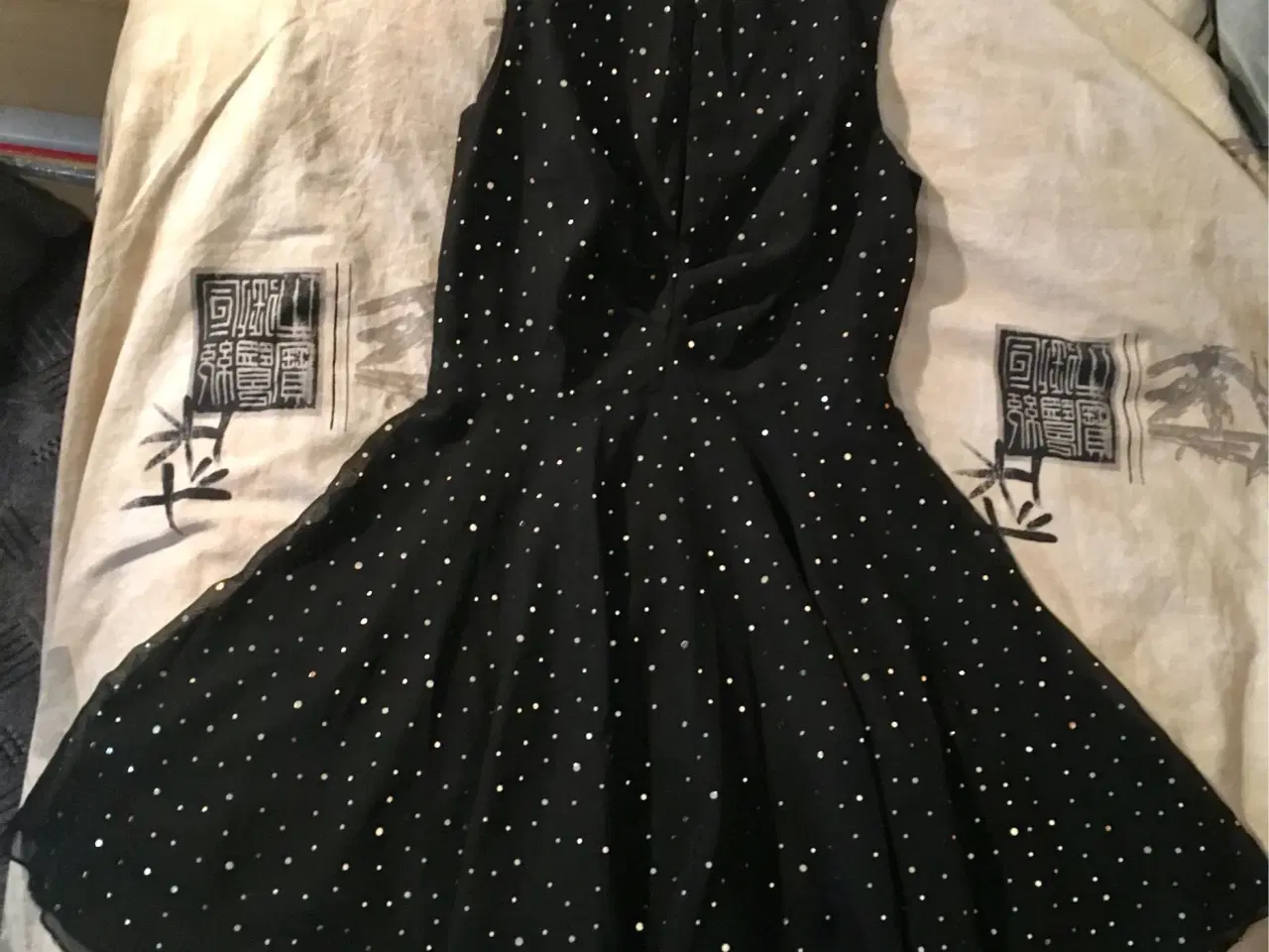 Billede 1 - Fin sort kjole til salg