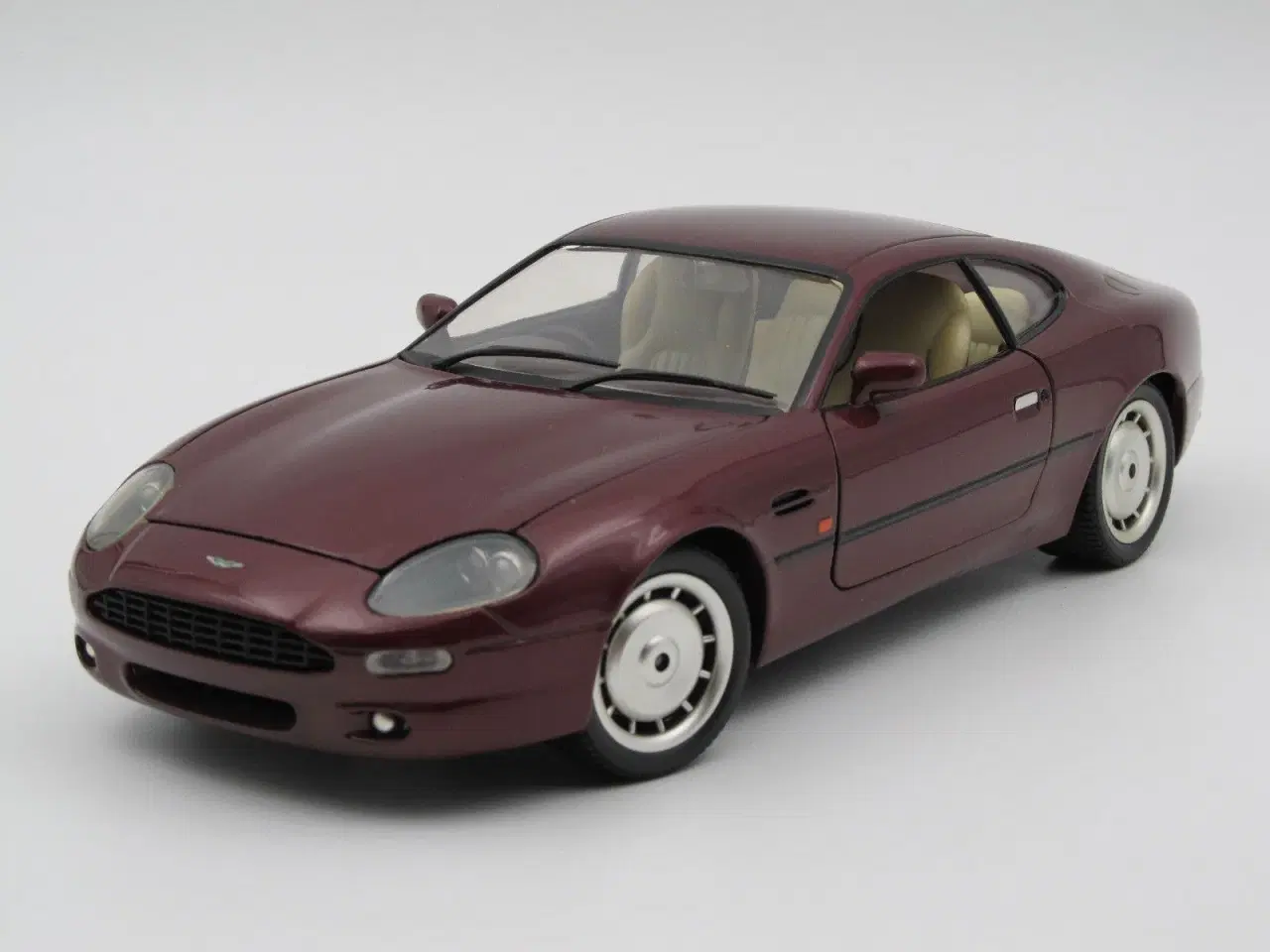 Billede 1 - 1995 Aston Martin DB7 1:18  Fremstår son