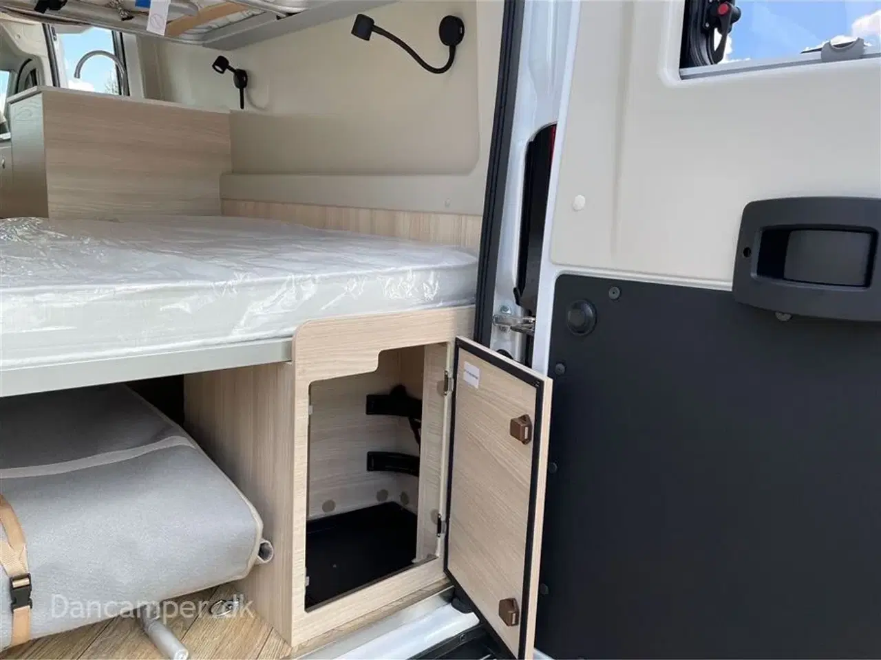 Billede 7 - 2024 - Chausson First Line V594 MAX   Super spændende van med to dobbeltsenge på tværs i køjesystem. 2,2, L motor , 140 HK, solcelle og markise m.m.
