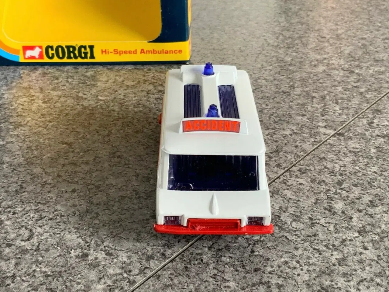 Billede 2 - Corgi Toys No. 700 Hi-Speed Ambulance, scale 1:36