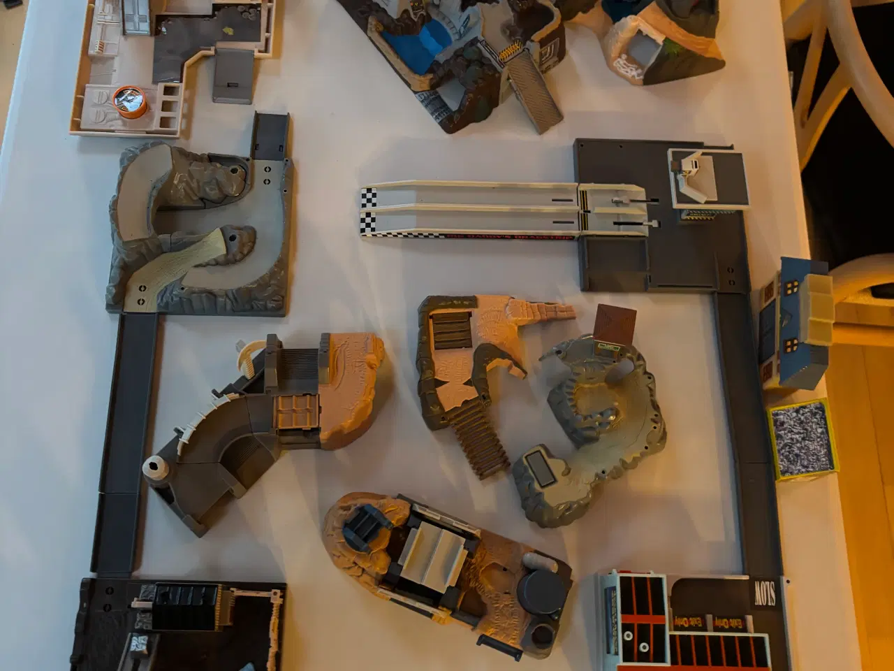 Billede 3 - LegetøjsBiler og Fly med Bane