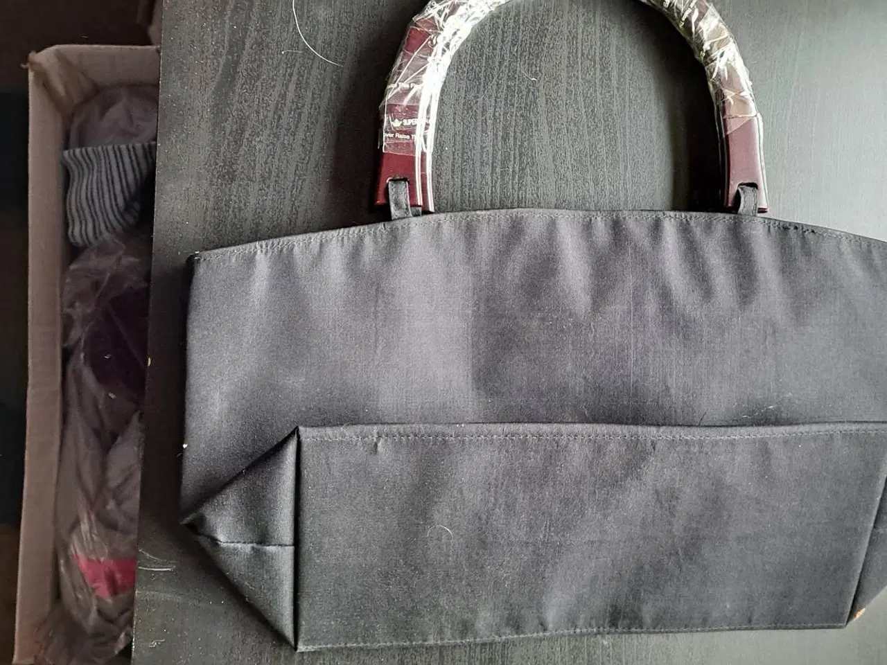 Billede 2 - Taske der er en lomme indeni med lynlås