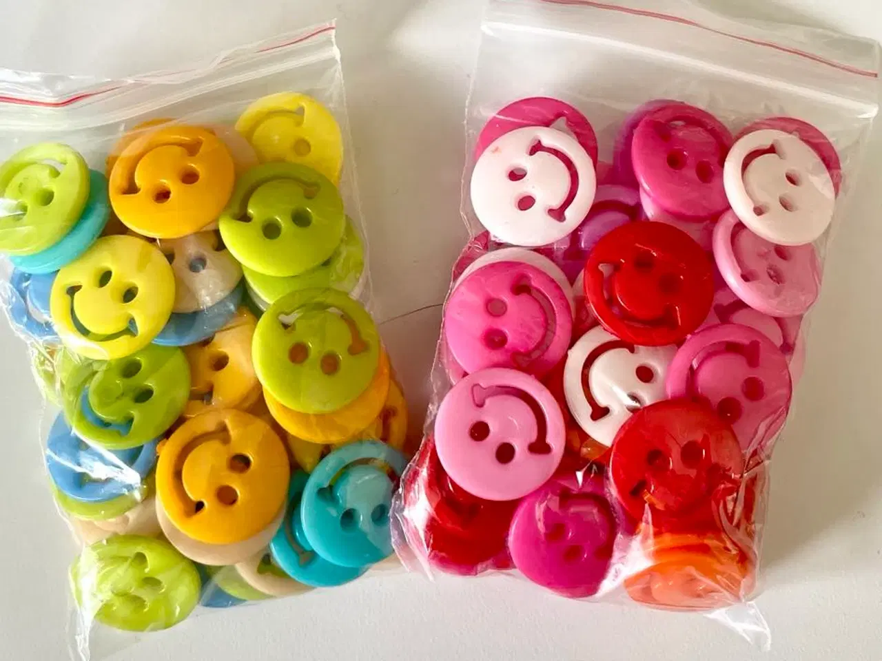Billede 3 - Pakker med 60-90 plast knapper til børn