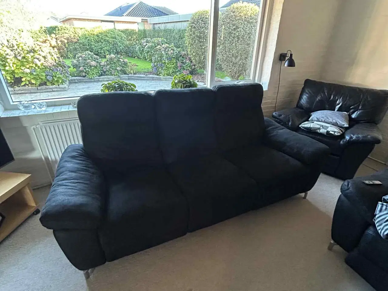 Billede 2 - Sofasæt i sort stof. Model Selesta