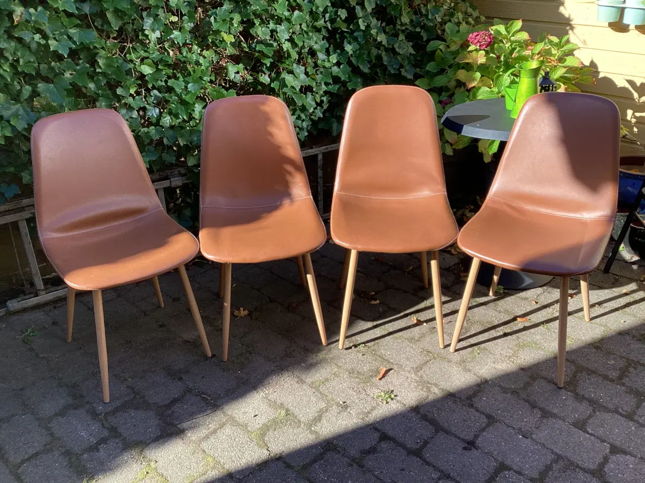 Billede 1 - Elegante spisebordsstole i imiteret læder