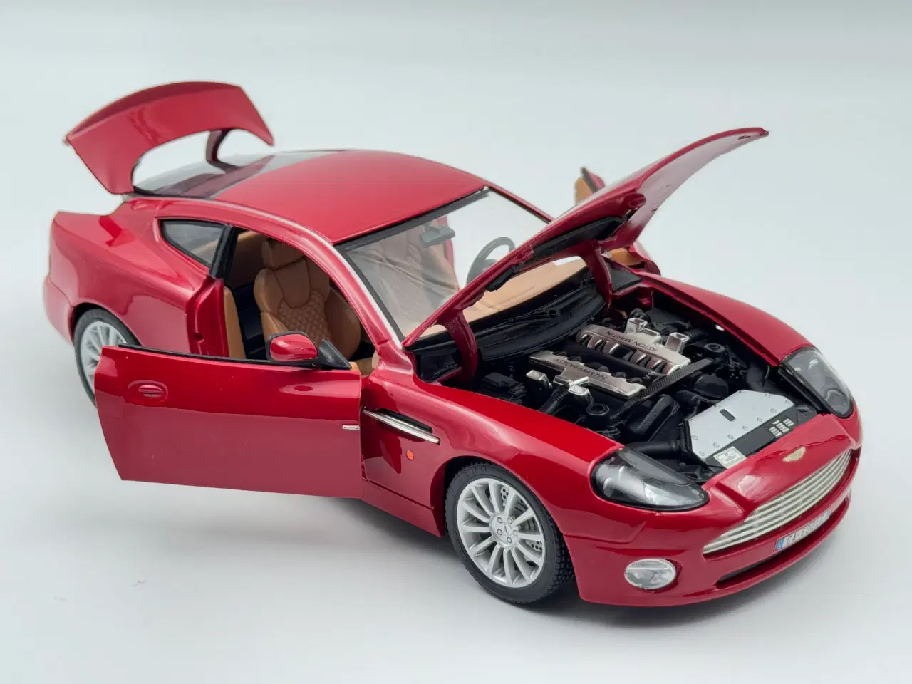 Billede 4 - 2001 Aston Martin V12 Vanquish - 1:18