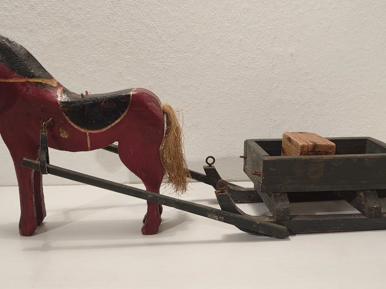 Billede 1 - Fængselslegetøj: Kane med hest. Ca 1930. L 42cm