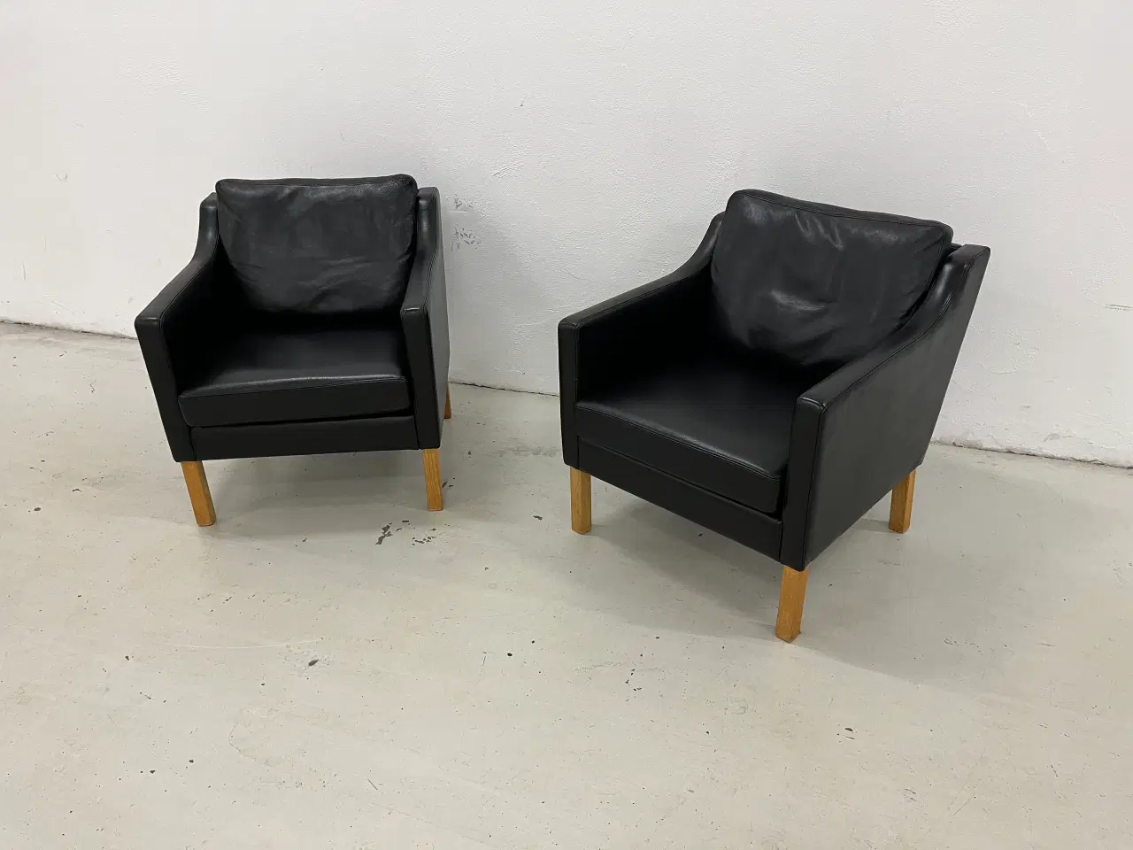 Billede 3 - Nielaus lounge stole i sort semi anilin læder.