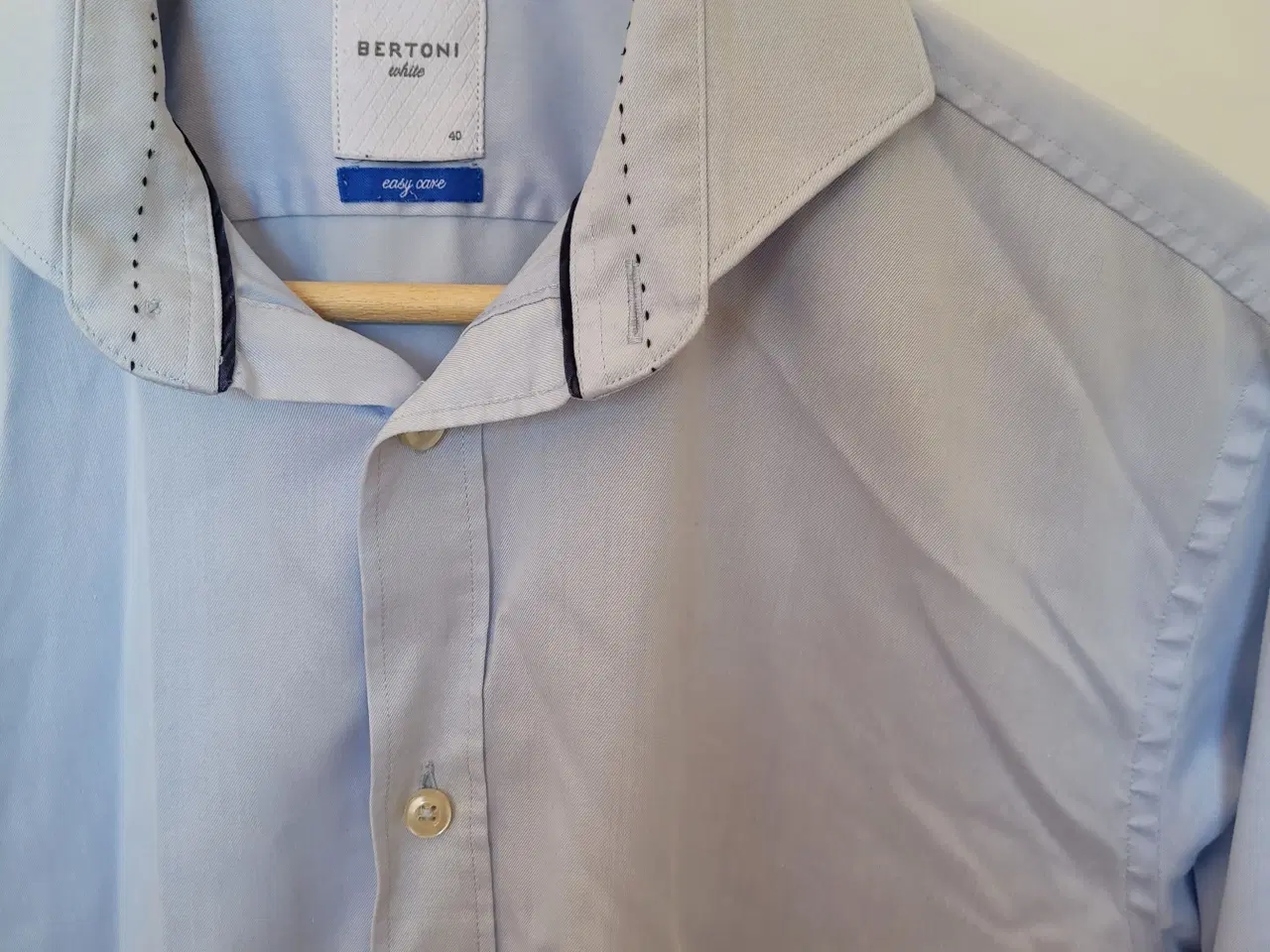 Billede 3 - Fin, lyseblå skjorte fra mærket Bertoni.