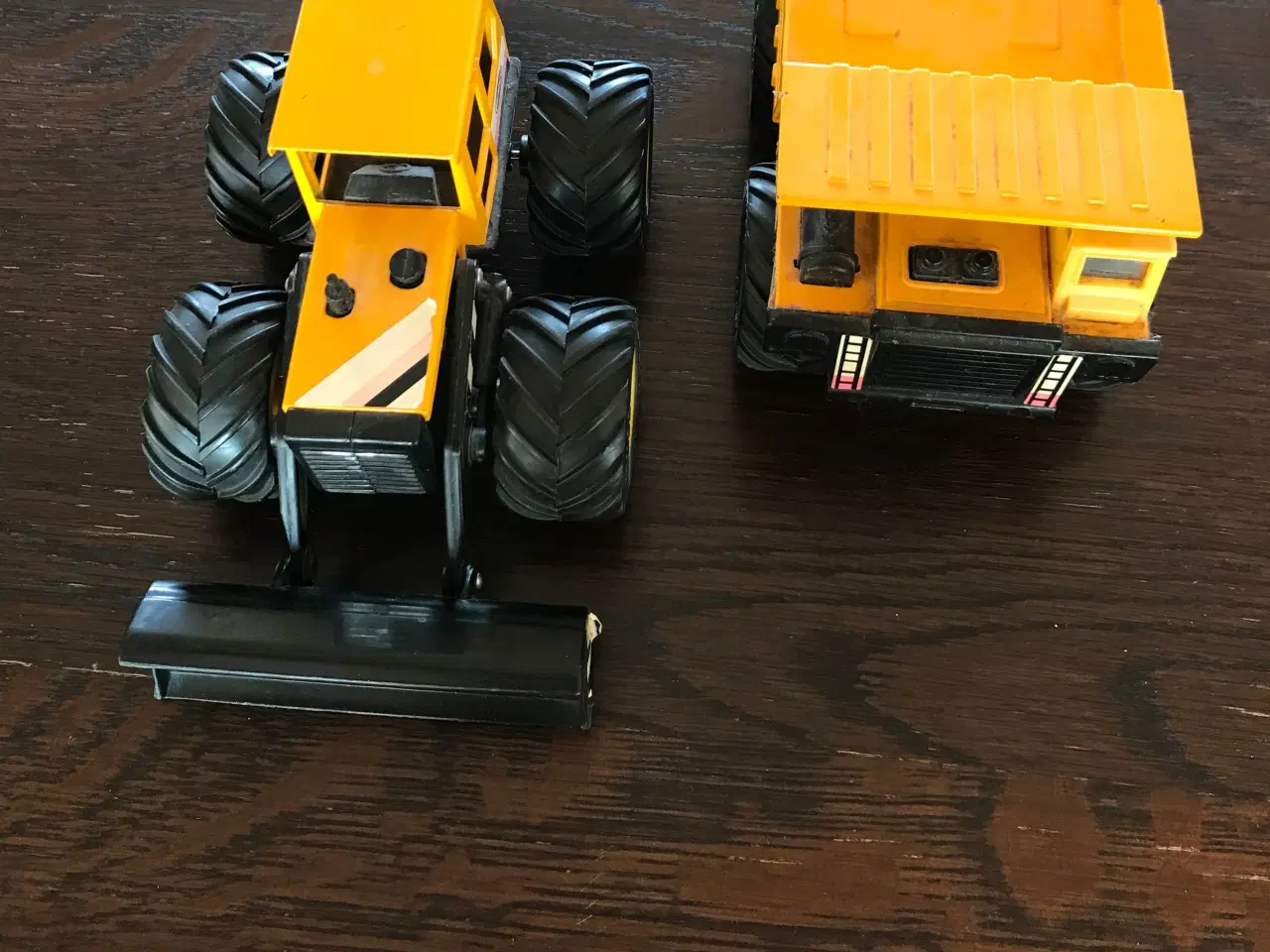Billede 3 - Legetøjs Gravemaskine og lastbil