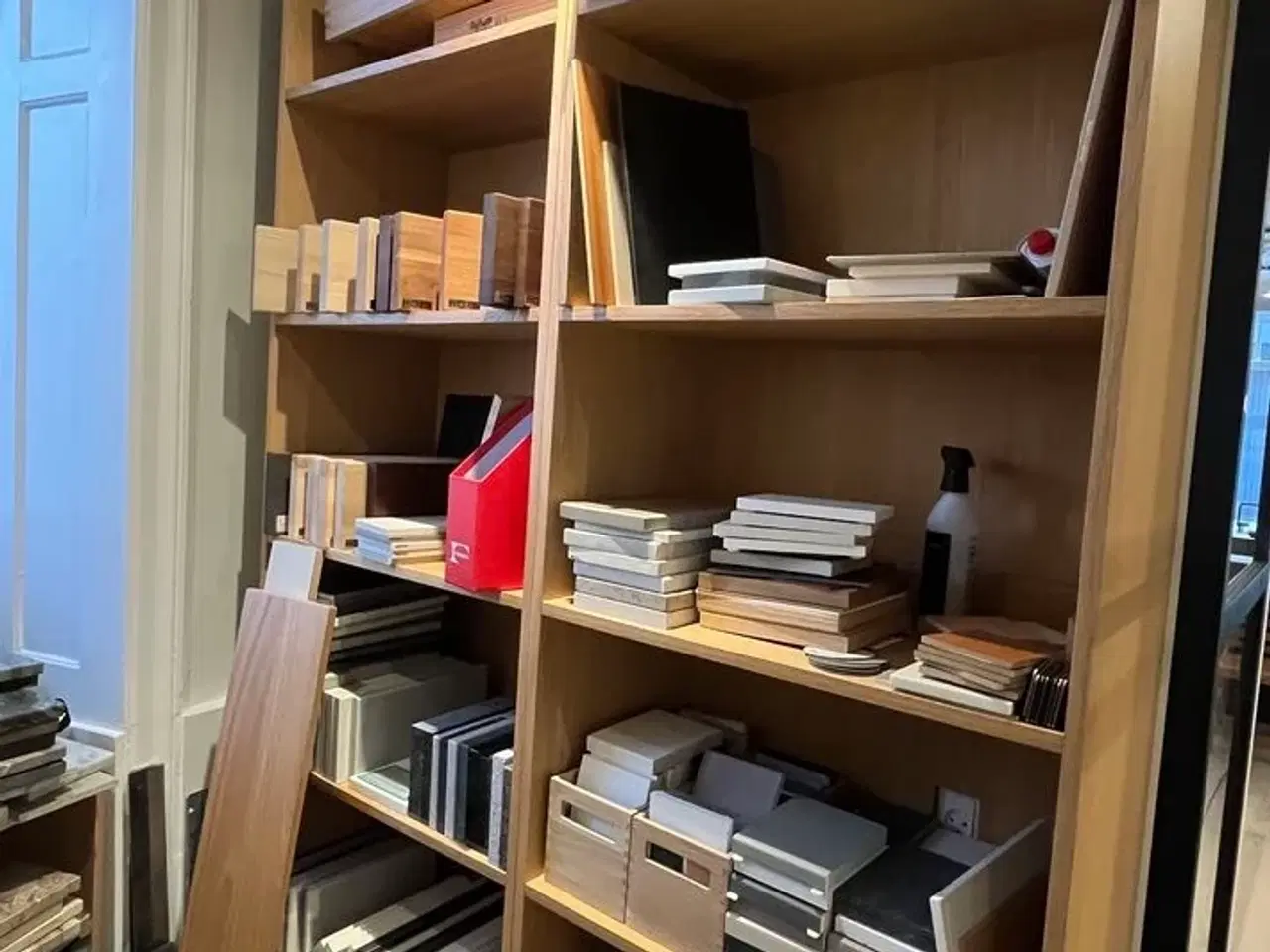 Billede 1 - Tøm rum: Bl.a. Stort parti Marmor vareprøver + Reoler