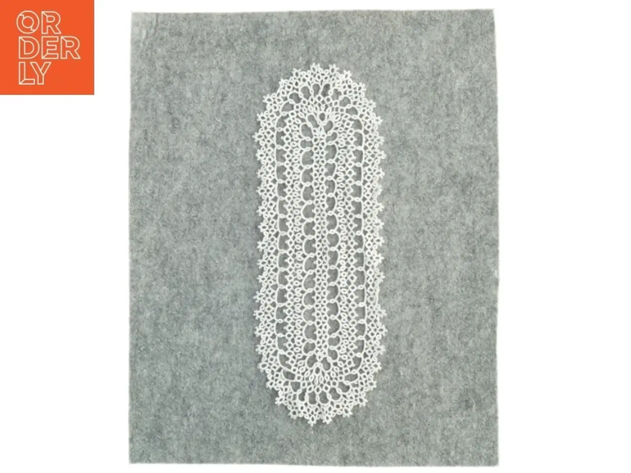 Billede 1 - Hvid hæklet dug (str. 32 x 11 cm)