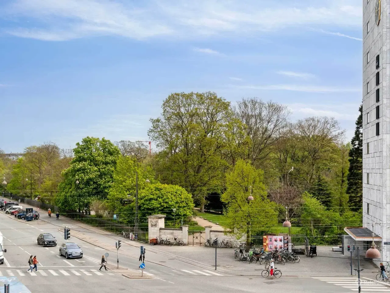 Billede 4 - Markant og eksponeret kontorhus med nem adgang til offentlig transport og parkeringsmuligheder.