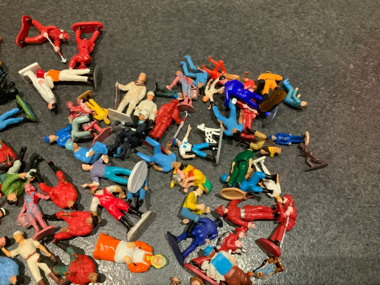 Billede 3 - Legetøjs figurer til biler m.m