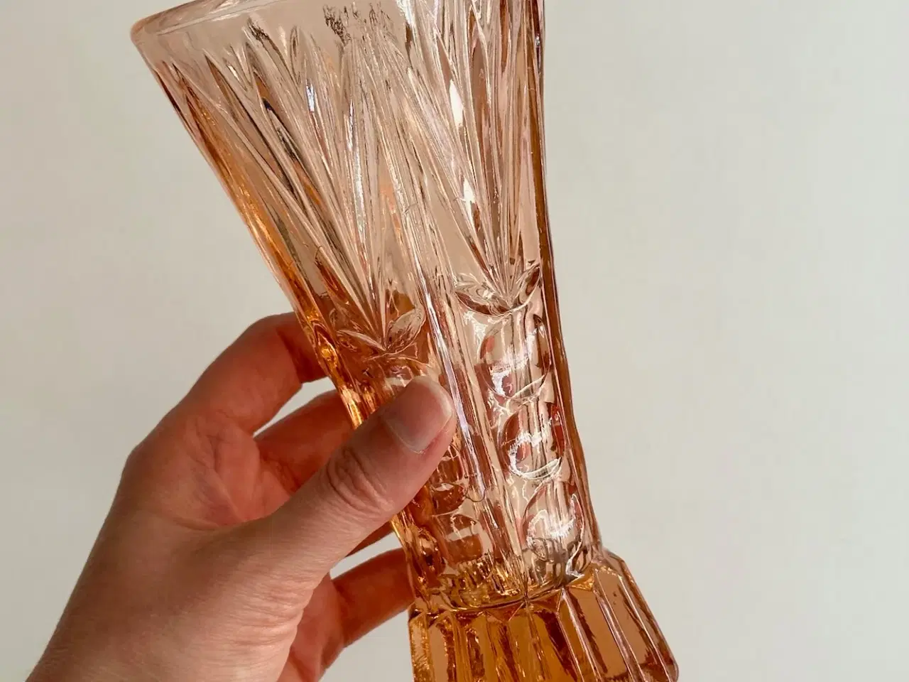 Billede 4 - Laksefarvet vase, presset glas