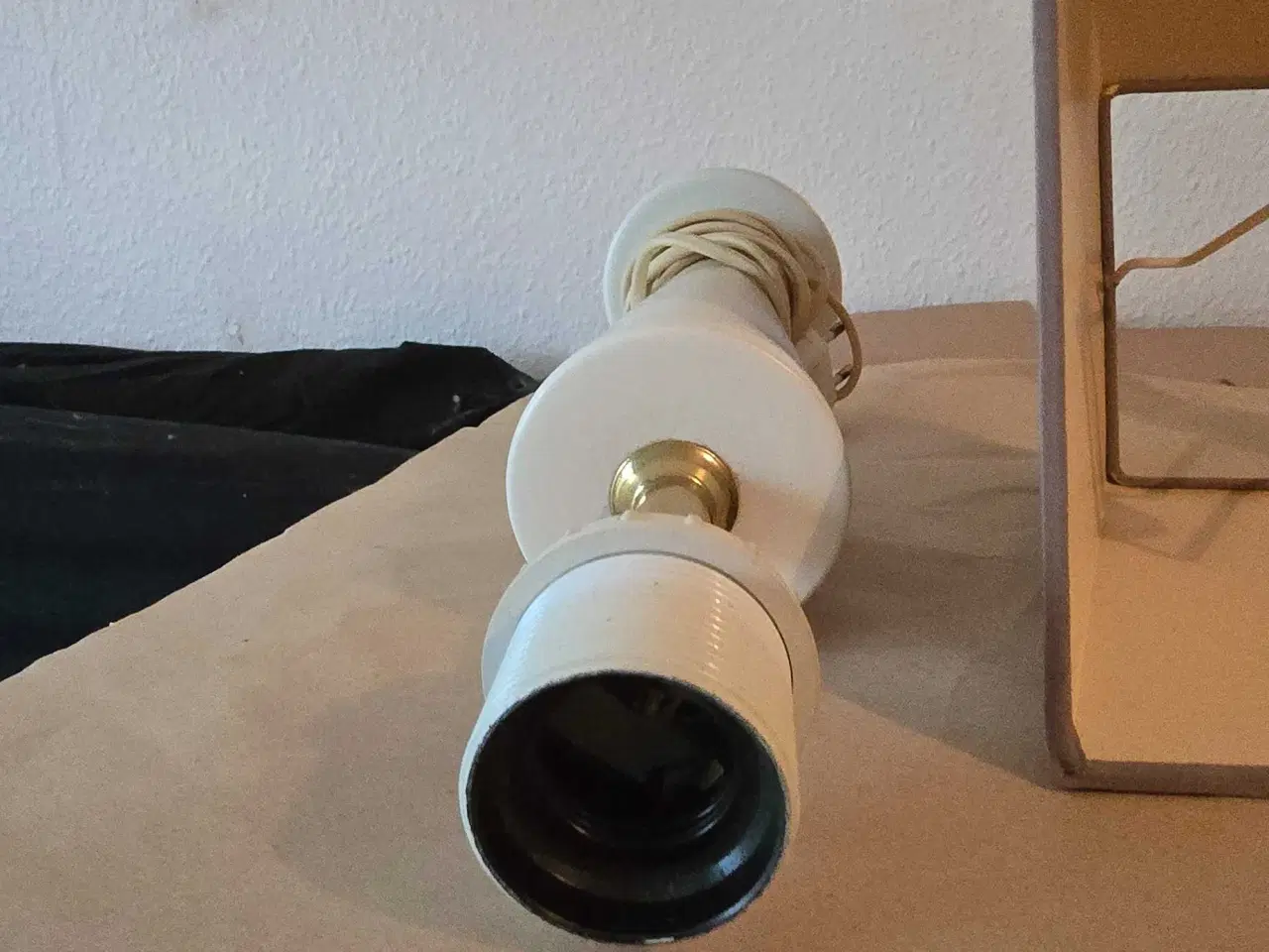 Billede 2 - Hvid lampe med grå skærm 