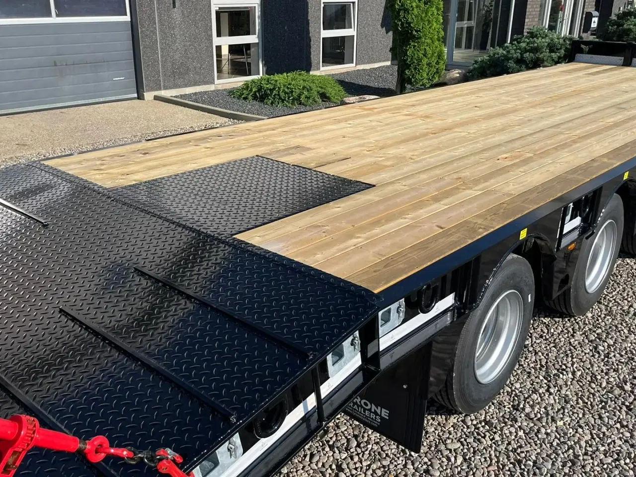 Billede 18 - Tyrone 33TLL LANG MODEL med kombi bremser, både luft og hydrauliske bremser. Affjedret træk og affjedret aksler. Med hydrauliske ramper og værktøjskasse