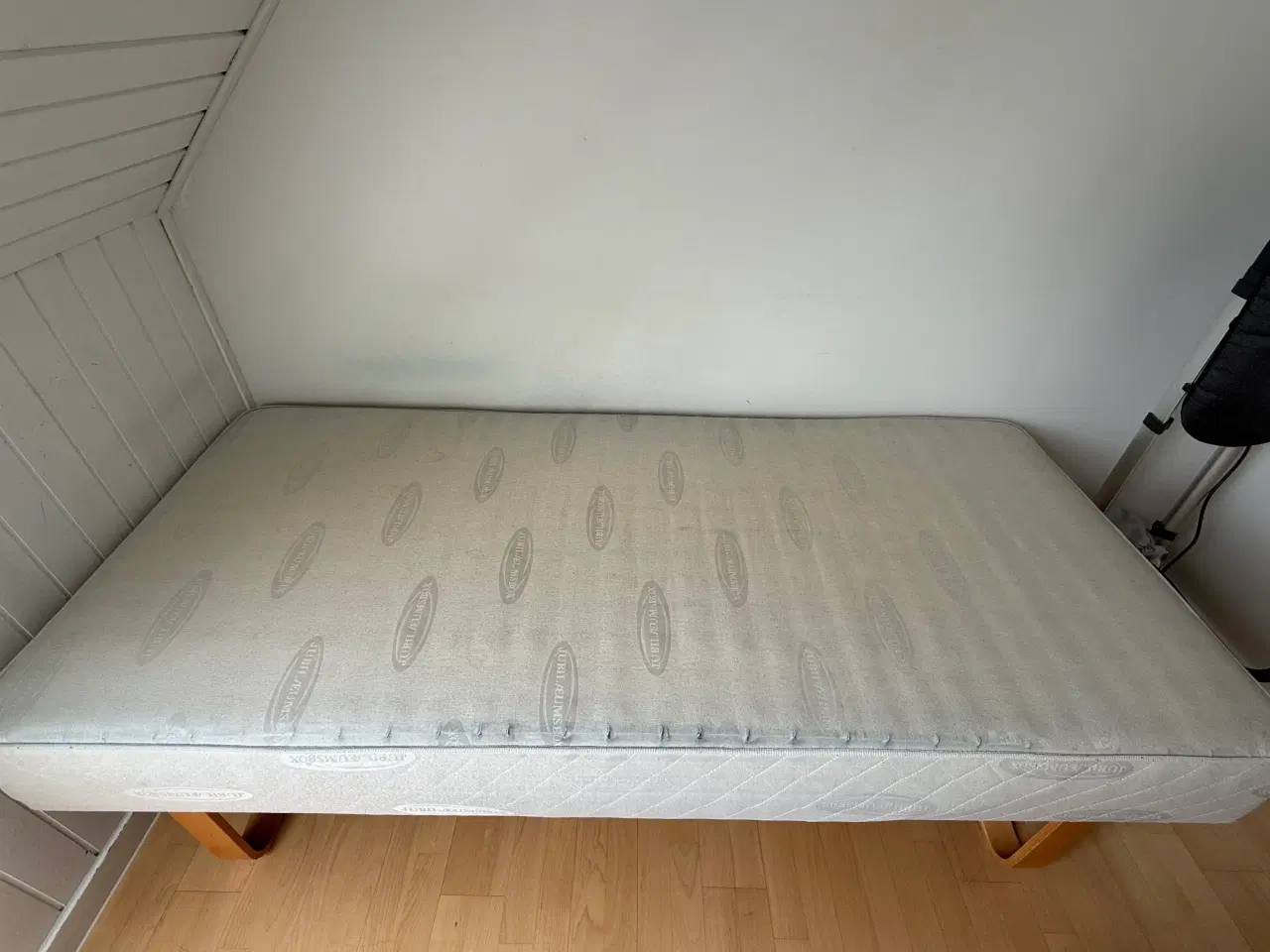 Billede 6 - Komfortabel enkeltseng med topmadras – inkl. i pri