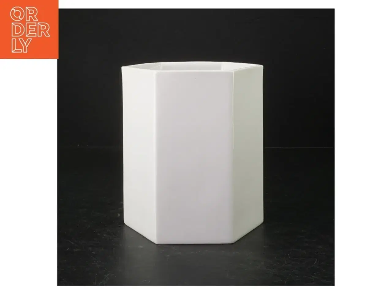 Billede 1 - Hvid sekskantet keramik vase (str. H. 15,5 cm ø. 13,5 cm)
