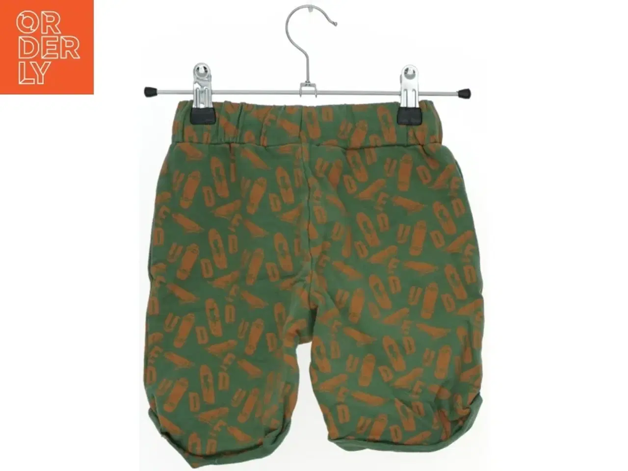 Billede 2 - Børneshorts med skateboard-print fra Friends (str. 116)