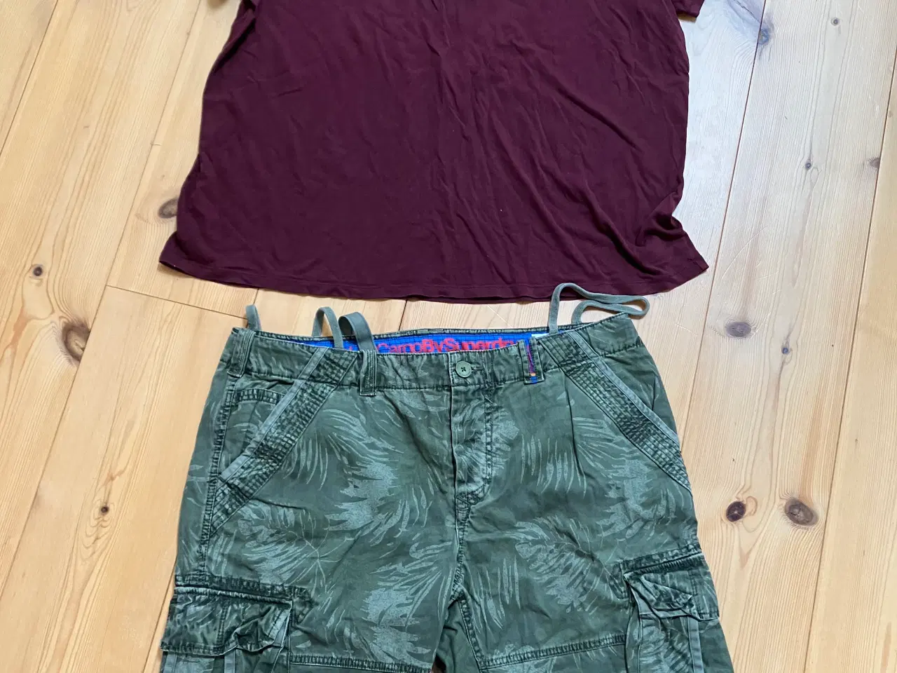 Billede 1 - Superdry shorts og Gap T-shirt