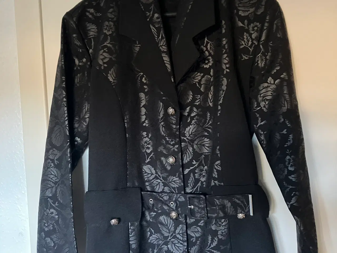 Billede 1 - Jakke fra france i str s i sort med lidt svej over