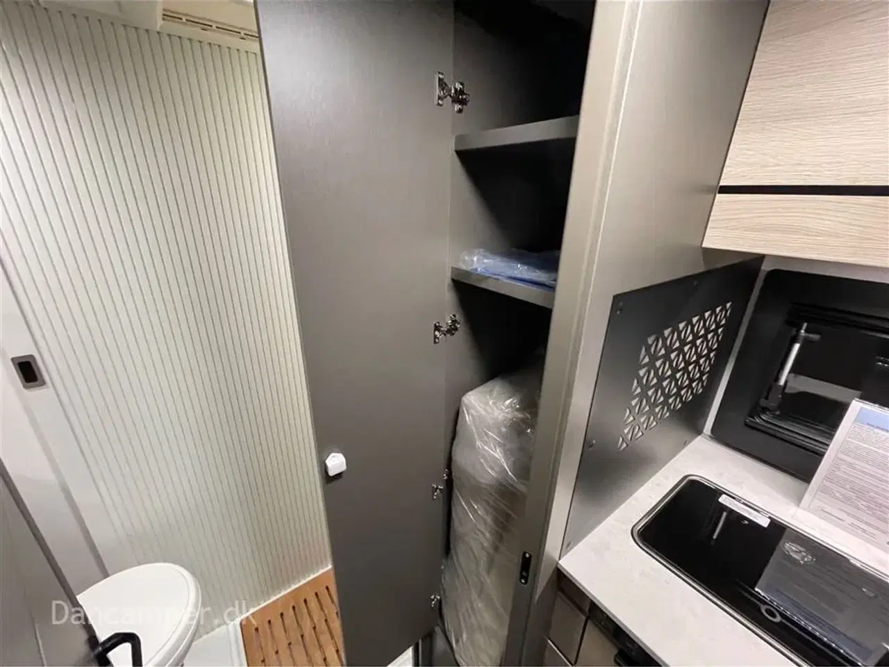 Billede 12 - 2024 - Chausson X550   Nedsat kr. 100.000,- Smal, kort og rummelig! Top moderne og nytænkt autocamper. Med stor Lounge og siddegruppe, sænkeseng,