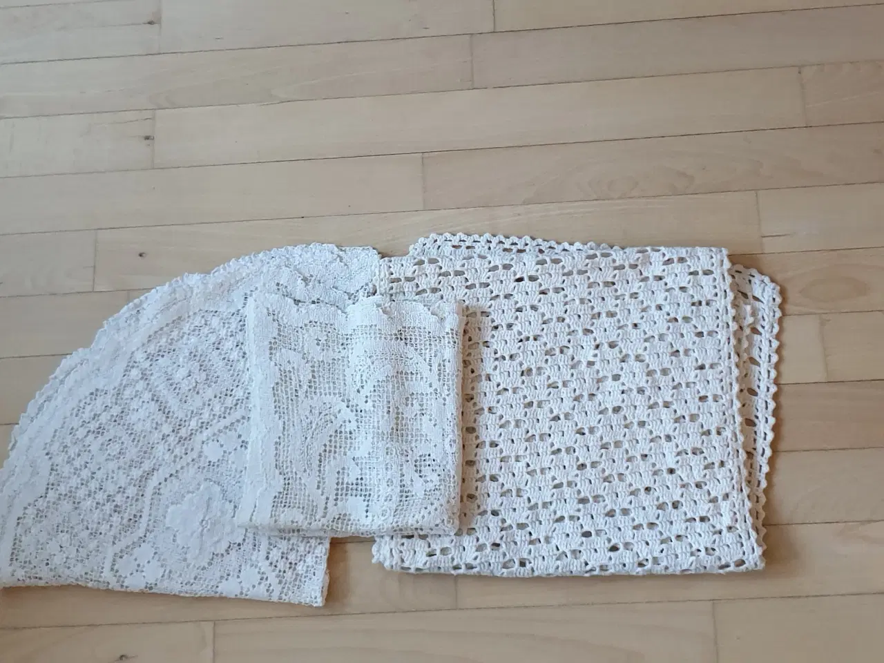 Billede 1 - Blondeduge & Hæklet løber