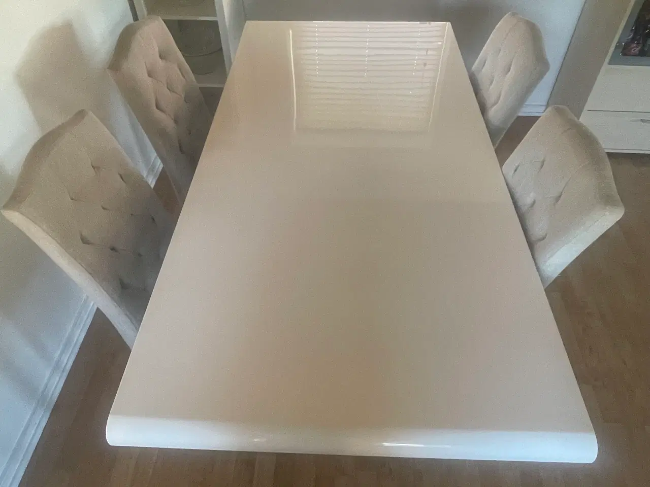 Billede 3 - Hvidt spisebord m/ 4 grå stole 